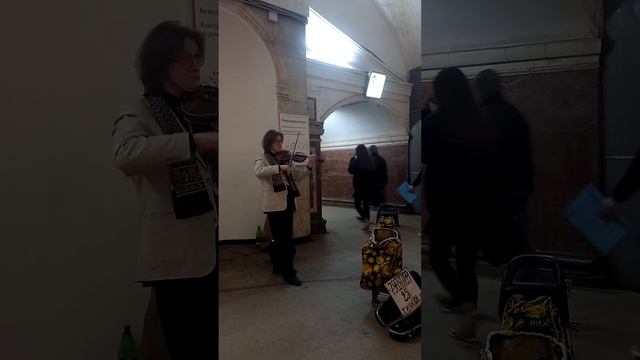 Музыка и песни в электричках и метро. смотреть онлайн