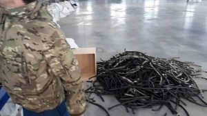 Дробилка дробление шлангов МИГ 300 для футбольных полей.mp4