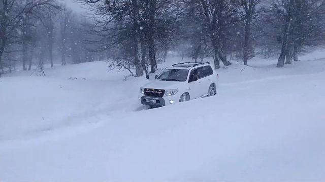 Тойота ленд крузер 200 дизель. Прогулка по снегу. смотреть онлайн