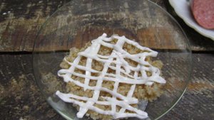 Слоеный салат из киноа салями с овощами и сыром
