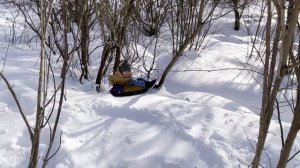 Катание с горки на ватрушке и снегокате. Улетел в кусы на ватрушке!