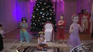 Девочки 5 - 6 лет танцуют танец живота на новогоднем утреннике в детском саду.