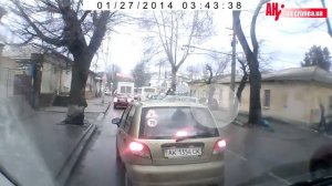 Машины едут по тротуару