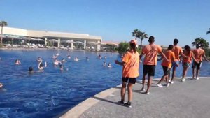 Досуг в отеле! Аквааэробика в бассейне!