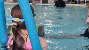 Сестра Аня в бассейне!