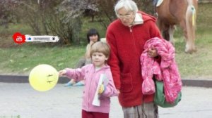 Она впервые стала матерью в 65 лет!  Прошло 10 лет: как живут пожилая мать и ее дочь сейчас?