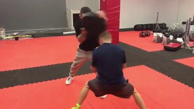 №16 Евгений Смирнов (8-0-1) и Георгий Челохсаев (10-1-1) тренируются смотреть онлайн