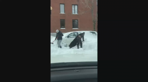 Бэтмен помогает чистить снег