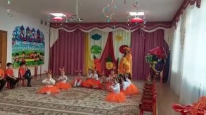 Танец белочек на осеннем утреннике