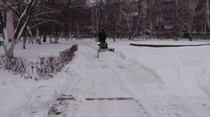 Мини-погрузчик Frontmen. Уборка снега в детском саду