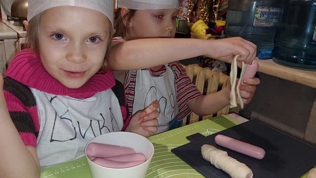 Как приготовить сосиски в тесте. ОляВика знают. смотреть онлайн