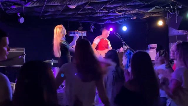 Виктор Цой Кино Эй, прохожий (поёт Дуэт Уроборос) кавер акустика смотреть онлайн