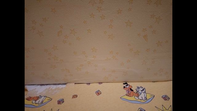 Как выглядит потолок из гипсокартона без финишной шпатлевки и поклеенный обоями. Не делайте так! смотреть онлайн