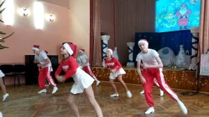 Зажигательный новогодний танец от "Чароўнага света"