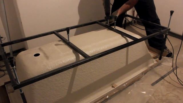 Устанавливаем акриловую ванну на каркас.