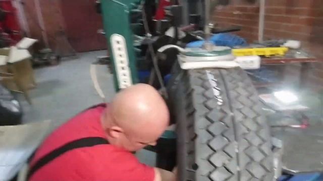 "Медведев-Гид" завершает подробный ремонт повреждения на протекторе грузовой шины материалами ТЕСН смотреть онлайн