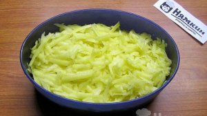 Картофельные драники с печенью и луком на сковороде