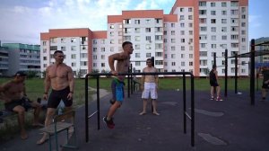 КТО БОЛЬШЕ ВСЕХ ОТОЖМЕТСЯ НА БРУСЬЯХ. МОЩНАЯ ЗАРУБА В ЛЕСЕНКУ