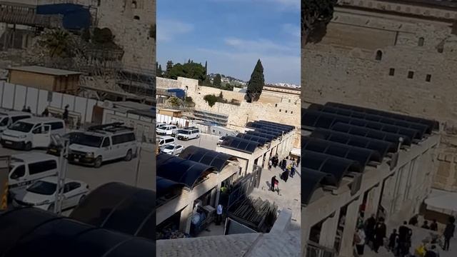 Вид на Стену Плача с обзорной площадки  View of the Western Wall from the observation deck