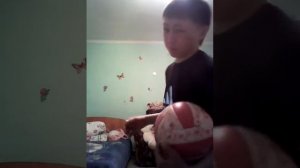 Как набивать мяч на коленях!