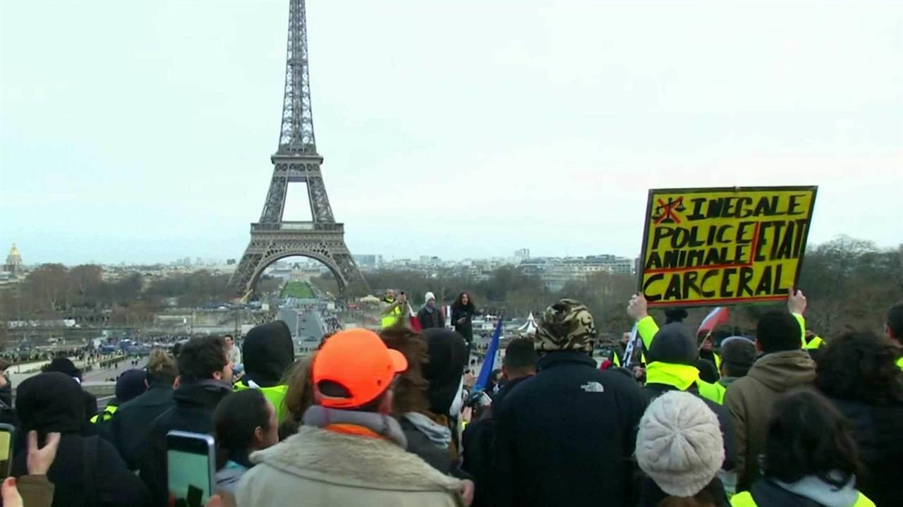 Париж приходит в себя после тринадцатой волны беспорядков