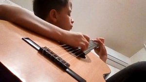Играю песню на шести струнной гитаре песня называется Алегрето