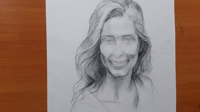 Как нарисовать портрет девушки угольным карандашом.