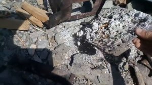 Не выбрасывайте металлические канистры из под масла. Делаем щепочницу.