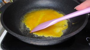 Пышный омлет на сковороде.