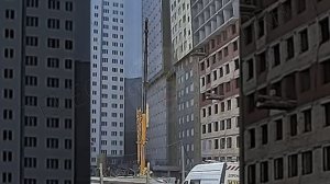 Момент падения строительной люльки на улице Менделеева в Уфе попал на камеру
