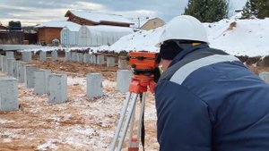 Установка железобетонных свай. Забивка свай, свайного фундамента для строительства частного дома