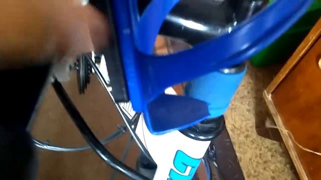 Крепление бутылки на руль велосипеда смотреть онлайн