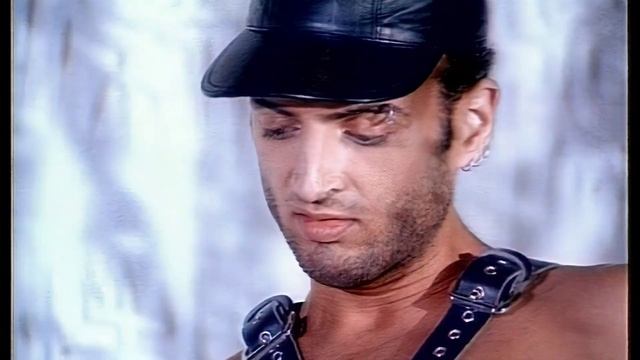 Белые глаза клип. Салтыкова серые глаза клип. Мужчины из клипа серые глаза Салтыковой