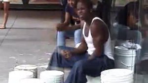 Уличный барабанщик Amazing Street drummer