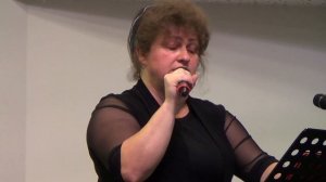 Песню на стих Анны Бовель "Если станет темно вокруг" поёт Елена Ваймер