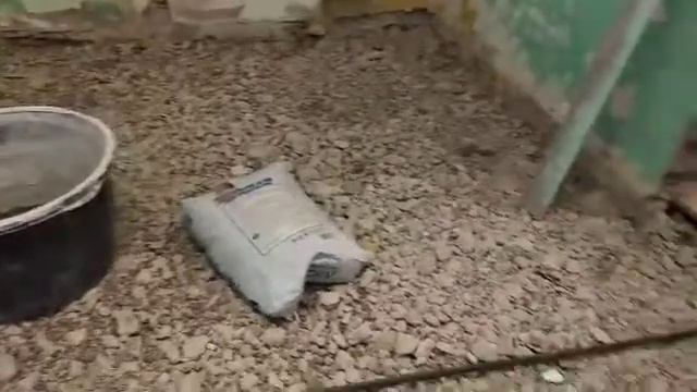 Установка маяков для заливки стяжки пола.