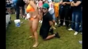 Парня поймала девушка, пока он зажигал