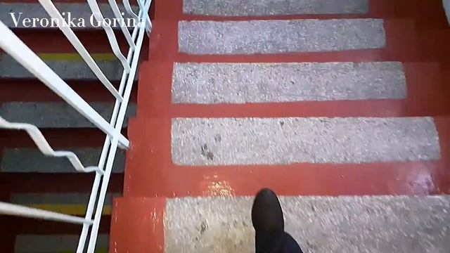 Как правильно спускаться по лестнице. смотреть онлайн