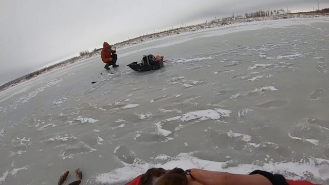 ПОЙМАЛИ СТОЛЬКО! ЕЛЕ УНЕСЛИ. ПЕРВЫЙ ЛЁД И ЧУДО ЮДО РЫБА! смотреть онлайн