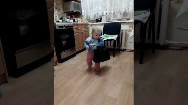 Модница, хоть ей всего лишь годик)))