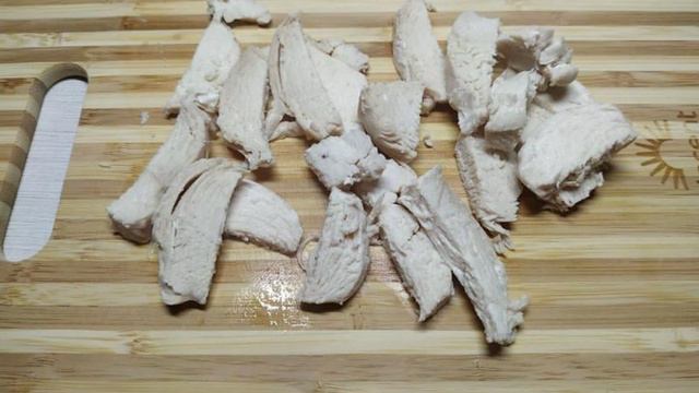Пицца с грибами и куриным филе со сметанным соусом