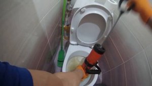 Устранение засора  Унитаз в квартире  Засор между стояком и лежаком