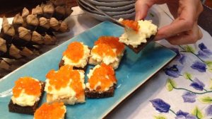 Бутерброды с красной икрой, плавленым сыром и яйцом