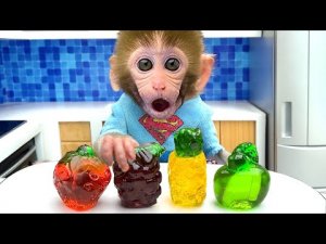 обезьянка ест мармелад