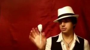 фокус с летающей салфеткой превращающейся в розу.wmv