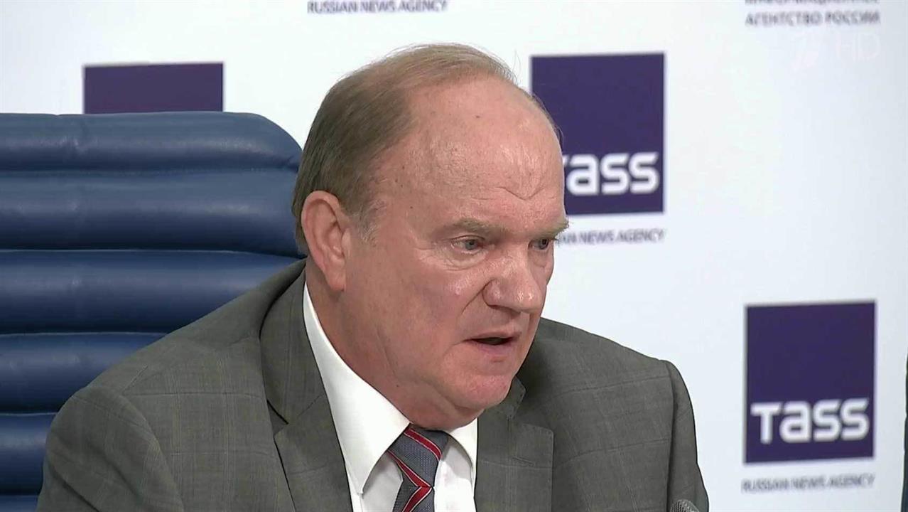 В Москве лидер КПРФ Геннадий Зюганов представил свою новую книгу о пчеловодстве