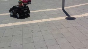 Катаемся на детской машинке Мерседес в парке