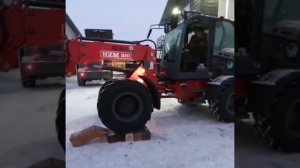 Фронтальный погрузчик с телескопической стрелой HZM S825T.