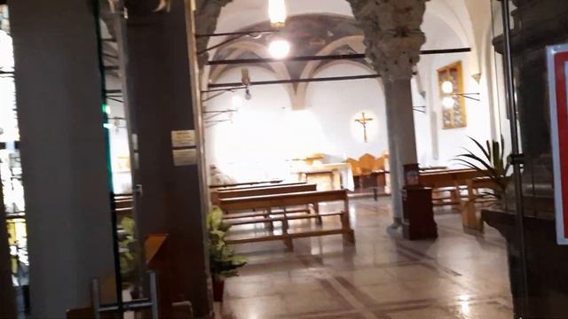 Внутри церквигде рядом находится Тайная Вечеря. Везде Змеи ?