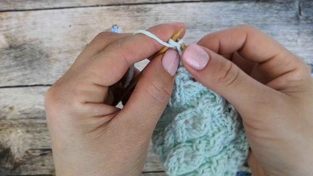 Ажурный узор спицами. Ажурные косички со смещением. Видео урок. смотреть онлайн